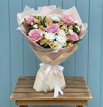 Букет цветов из:  Гвоздики, Орхидеи и Розы в Сысерти