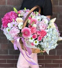 Цветочная композиция из Розы, Хризантемы, Пионы и Лизиантусы в корзине в Сысерти