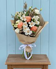 Букет цветов из:  Альстромерии, Лизиантусы, Розы и Хризантемы в Сысерти