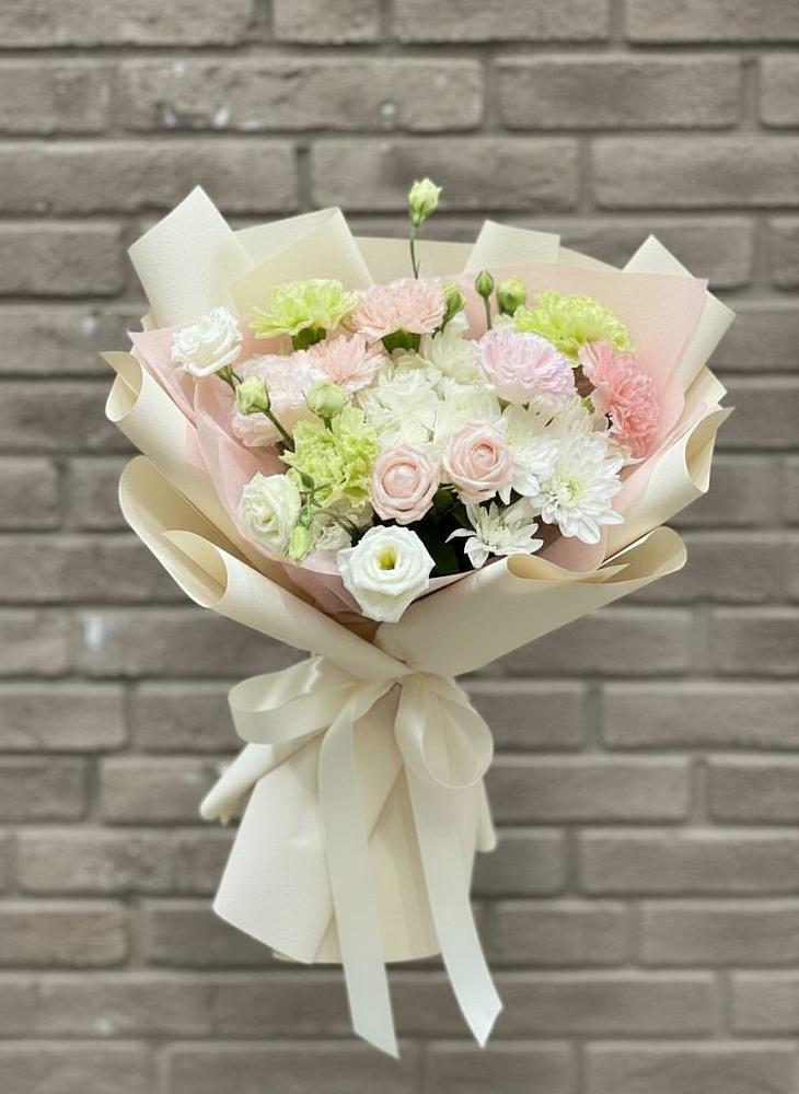 Букет цветов из: Гвоздики, Розы, Лизиантусы и Хризантемы в Сысерти