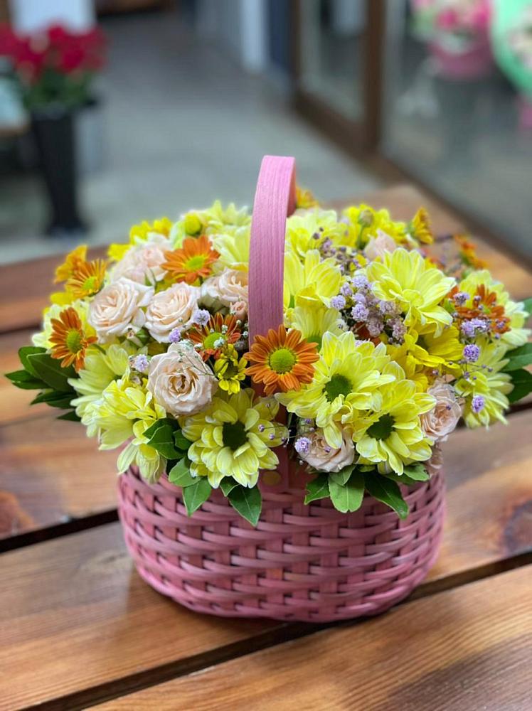 Цветочная композиция из Хризантемы и Розы в корзине в Сысерти